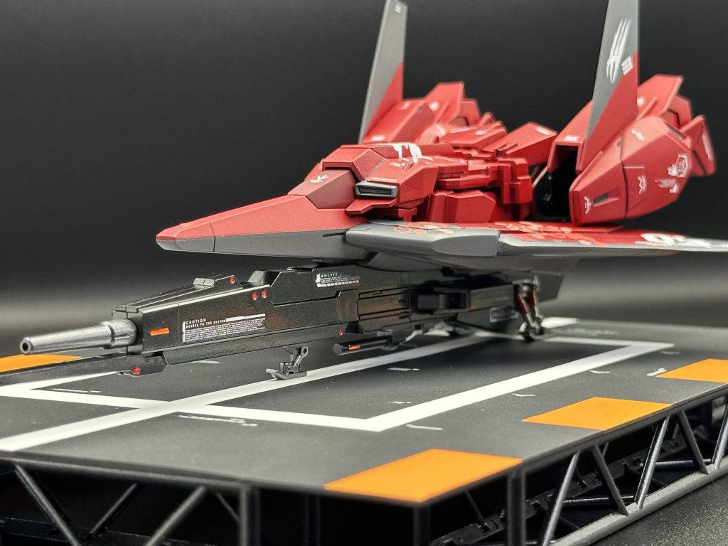 ハイパーメガランチャーはメタリックブラックで塗って、赤と蛍光オレンジで差し色に。