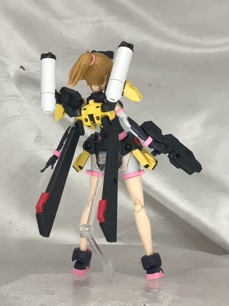 背中は接続穴の鬼となっており、多彩な改造にしっかり対応してくれて最高です。太ももはスパッツなのですが肌色っぽい配色にしました。スパッツ部にはかなり強めに成型跡のようなラインが残るので、しっかり処理してあげるといいです。私は処理を忘れました。