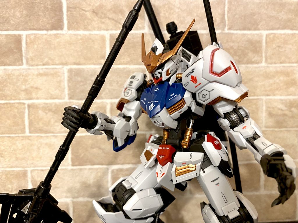 臨戦体制の獣のようなポージングも似合います。