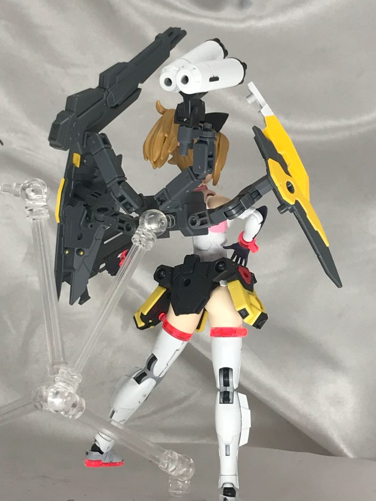 背面はすーぱーふみな準拠のバックパックとアーム。小さいガンダムシールドが手に入らなかったので30mmのオプションパーツから流用しました。
