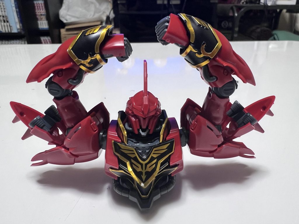 結構シールを貼るのが大変で苦戦しました😅可動域は割と広い方かと。マッスルぅ💪