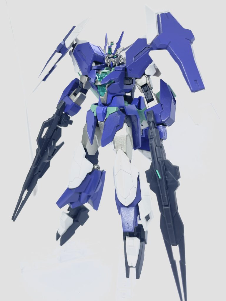 エンハンスドビームライフルアースリィガンダムに装備されていたビーム兵器を改良したもの。アースリィの時点では、盾のエネルギーパックと直接接続することでしか高威力のビームを発射できなかったが、改良の結果、直接接続なしでエネルギーの転送が可能になった。そのため、肩部のアーマーに盾を装備し、二挺使用できるようになった。