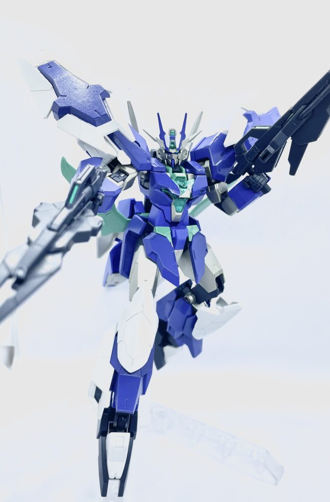 両肩に盾を二つ装備し、機体重量が上がったため脚部側面アーマーには、スラスターが採用されている。意匠はユーラヴェンと一緒だが、ワイヤー接続での単独観測ギミックが廃止されており、純粋なスラスターになっている。