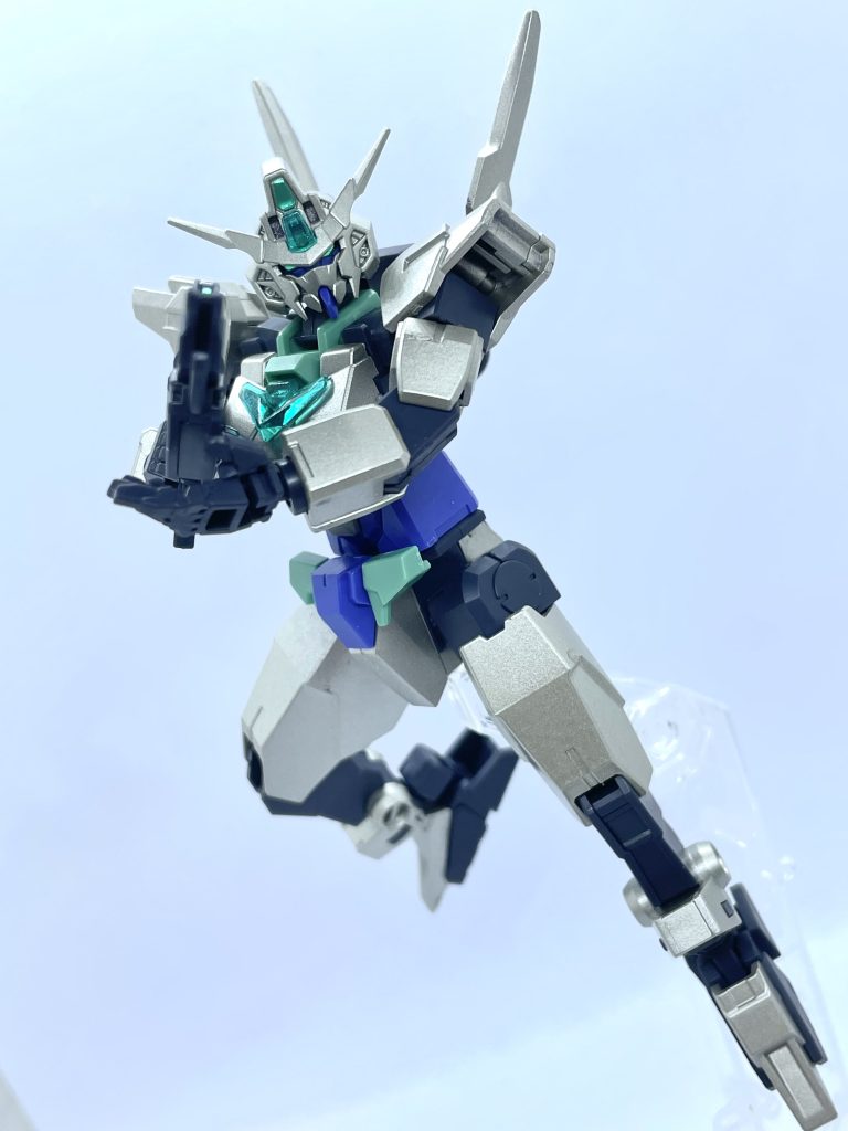 試験運用ということで無塗装をイメージしたシルバーの装甲になっている。カラー以外には、ツープラスと同等の高性能小型MS。