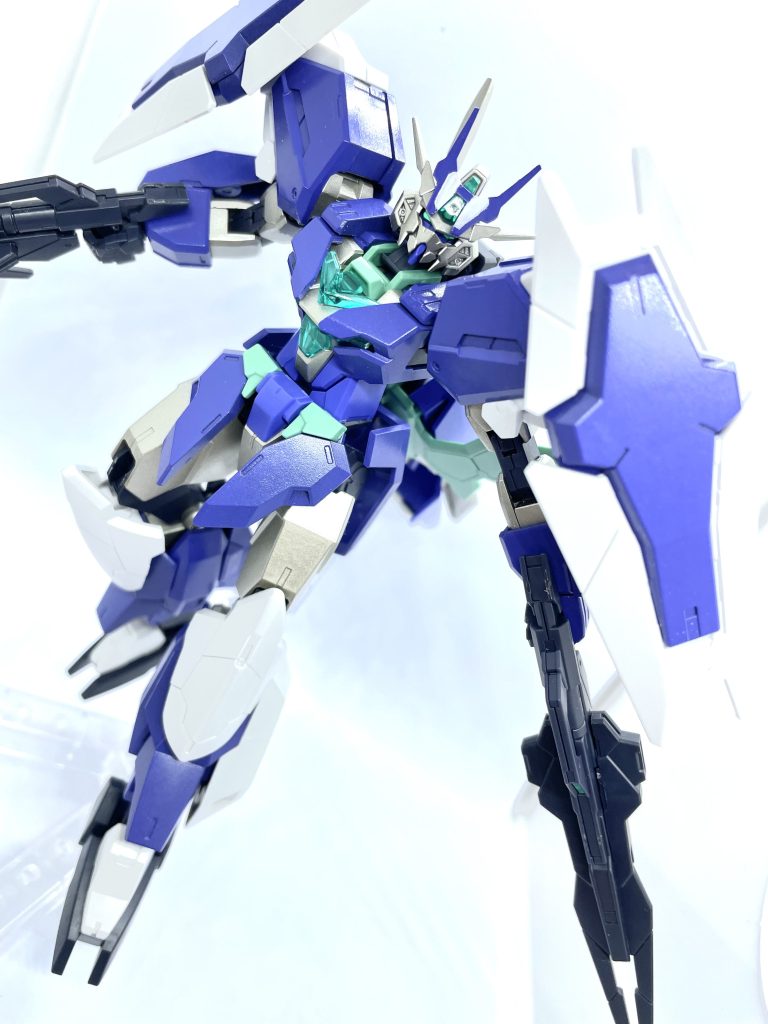 エンハンスドシールド両肩に装備されたエネルギーパック付きの強化シールド。肩部アーマーとの接続部で稼働し、オートで敵の攻撃を受け止めることができる。