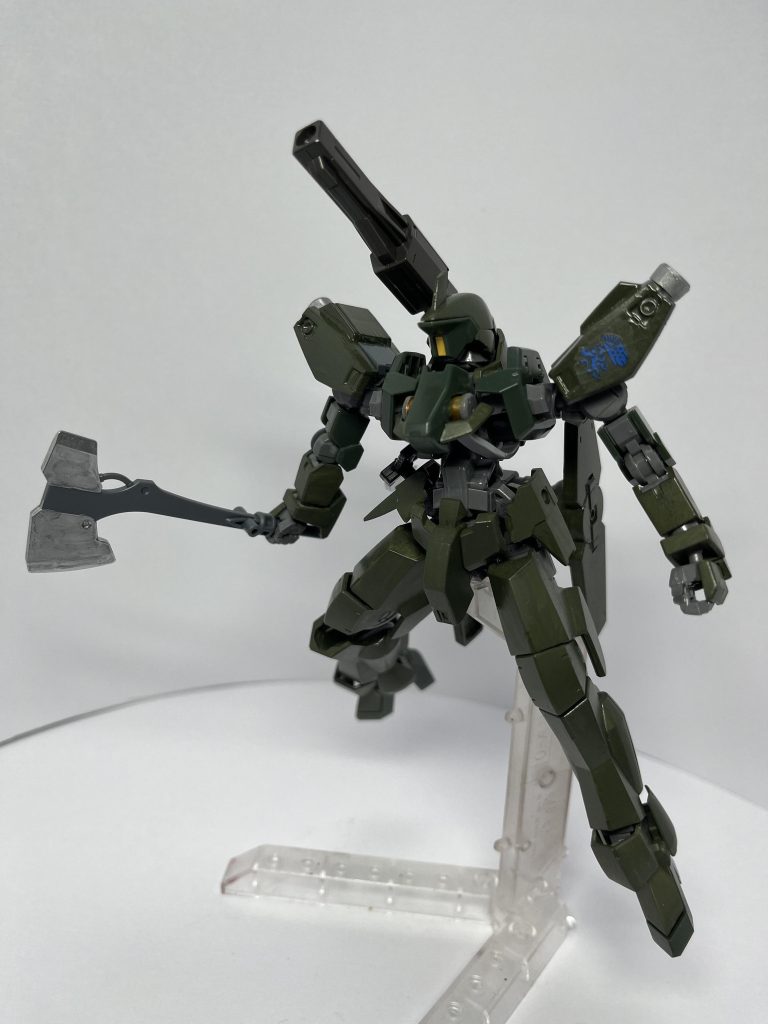 マクギリスファリド事件後、ギャラルホルンがMAなど無人機でない有人機(バルバトスやグシオンリベイクなど鉄華団機)にダインスレイブを使用したことは世論を大きく騒がせた。『禁止兵器を人に対して安易に使用するのか!』、『力によるギャラルホルンの弾圧がこれからもあるのではないか⁉︎』この情勢によりギャラルホルンもダインスレイブに頼らない未知の脅威やテロリズムの対策を発表。その一つが既存の量産機に特殊な改造や戦術を組込み、数ではなく質を重視した機体を作り上げることを目的としたTG(トライアルグレイズ)計画である。本機はその先駆けとなる機体。