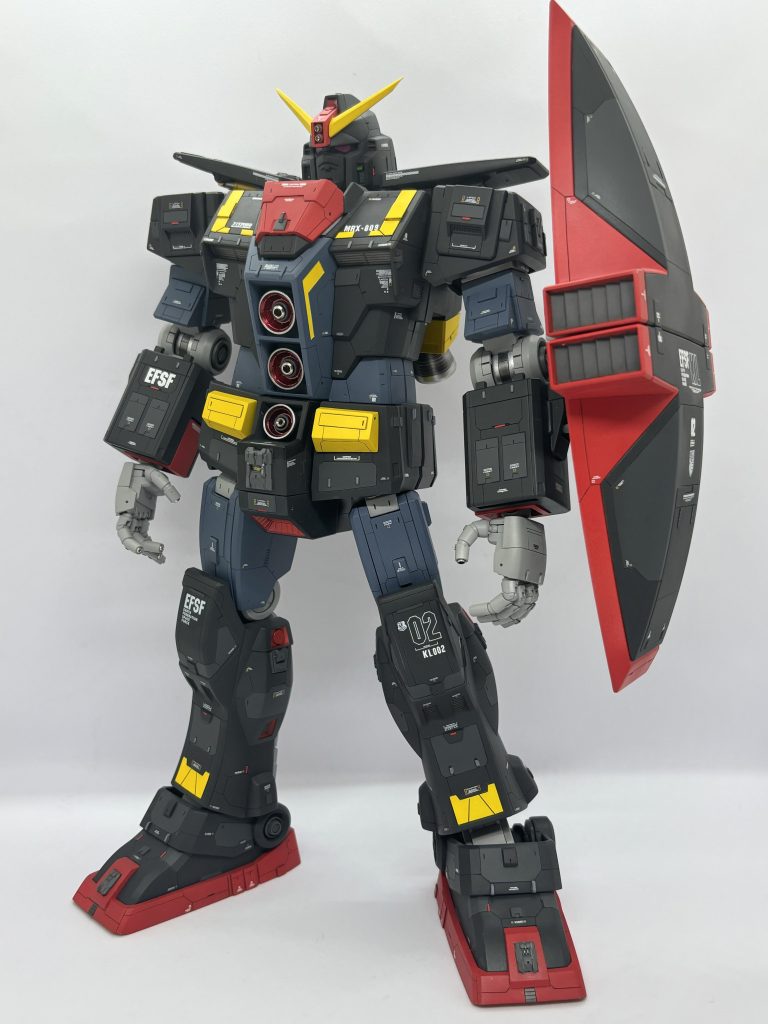 正面から。各所にスジボリ、メカディテール、レッドチップ、メタルパーツ等でディテールアップしました。黒色はスジボリのラインを境目に5色で塗り分けでます。