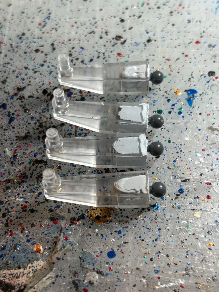 アクションベースの余りパーツにボールジョイント取付。バーニアーはお弁当に使う醤油さしのタレ入れキャップ（100円ショップ）