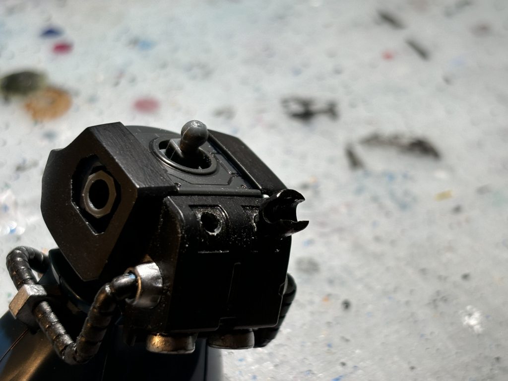 バックパックに3mm穴をあけ、ボールジョイント。