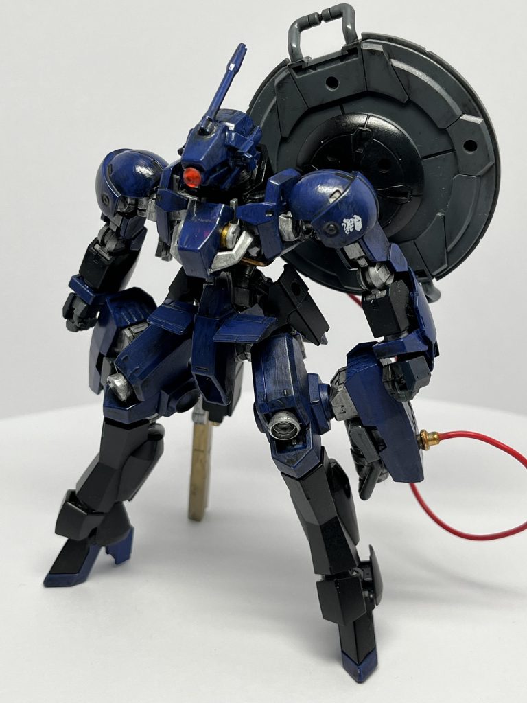 ギャラルホルンの試作機。メリクリウス・リッターと同じチームで作られた機体。素体はシュヴァルべグレイズ。パイロットはロロア・パードゥン。趣味はサーカス鑑賞w