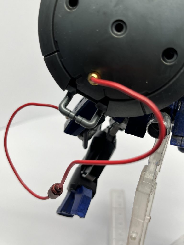 エイハブリアクター1基に加えて背中に備えたサブリアクターによる高出力で圧倒的な火力と運動性を誇るが、露出したエネルギーチューブや武装使用時の隙など弱点も多い。これらをカバーする役目を持つメリクリウス・リッターとの同時運用で真価を発揮する。