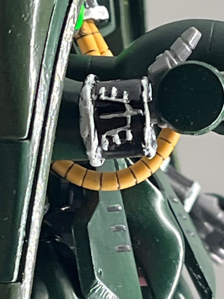 特徴的な袖付きのエングレービングもエポパテとプラ板で制作してます。