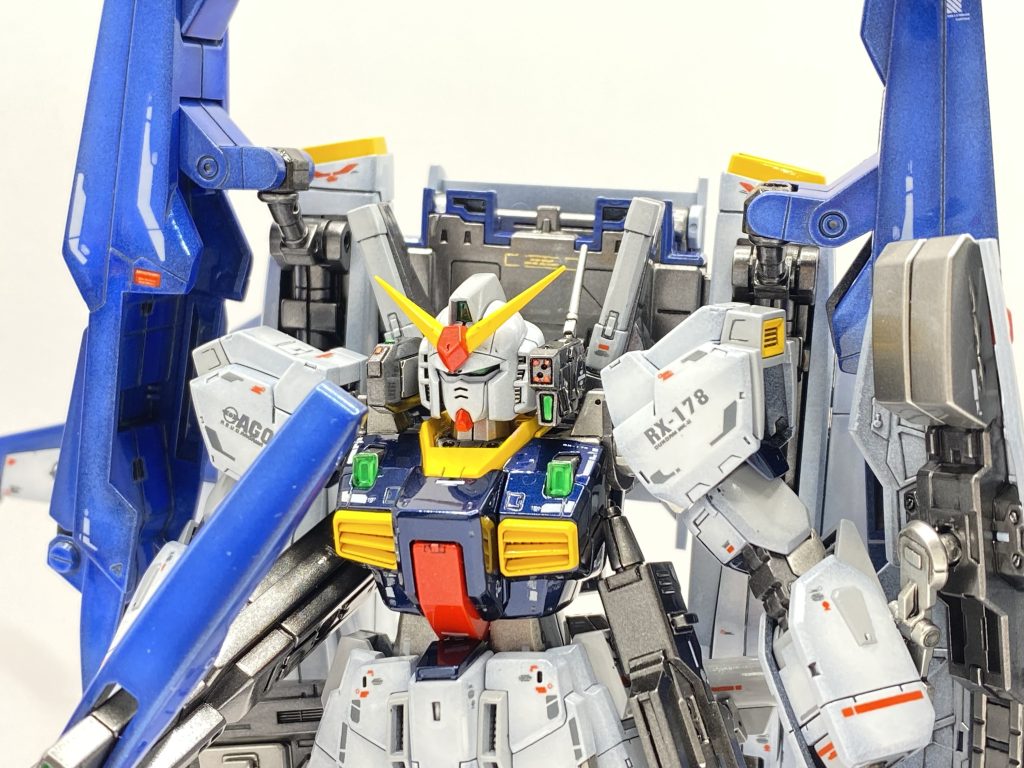 今更ですが、初めてRGを組みました。アドバンスの関節は塗っても大丈夫みたいだったのでガッツリ塗りました。割れもなく適度な渋みもでたので正解でした。しかし腰周りはさすがにクタクタです。合体させると自立はほぼ無理です。