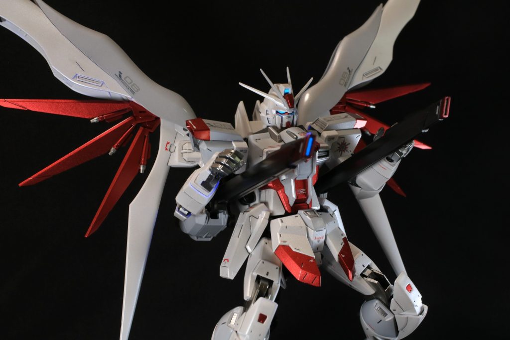 本来赤じゃないパーツもメタリックレッドで塗装してますデスティニーRシルエットの3枚羽を赤く塗装したのが気に入ってますフレームはABSなので、プライマーを吹いてからMr.メタリックカラー2のクロームシルバー2で塗装しました