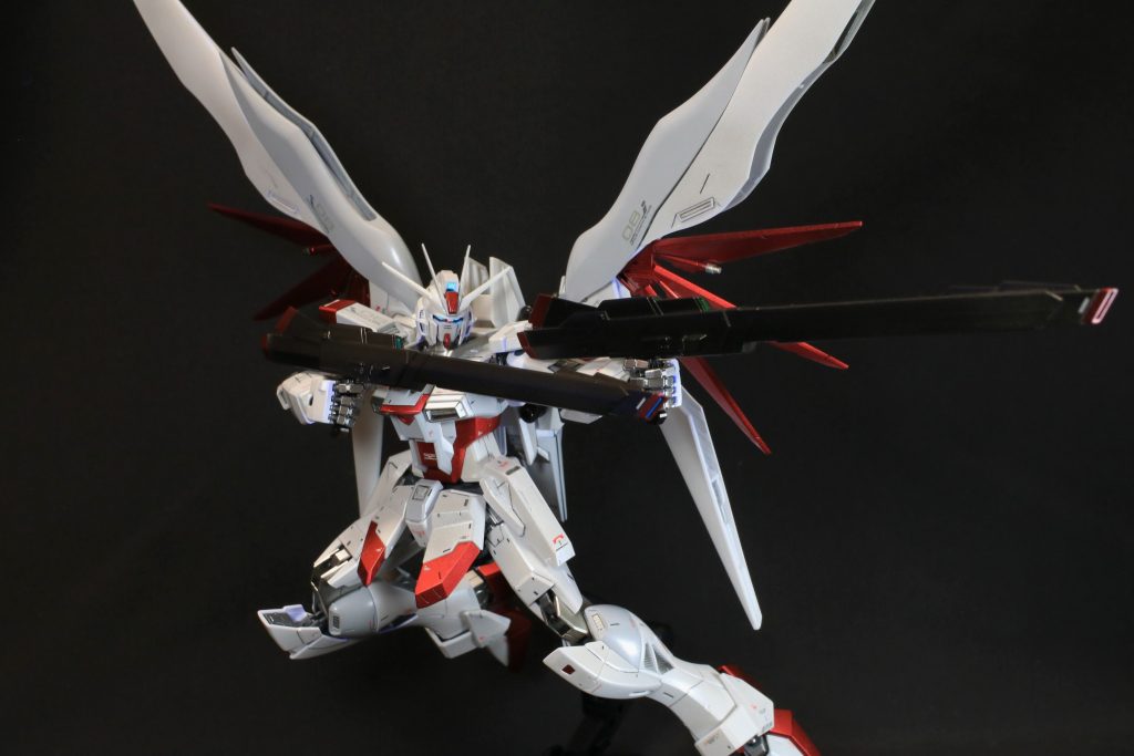 ウルフスベイン長射程ビーム砲塔は水性ホビーカラーの黒鉄色で塗装しましたが、黒背景だと同化してしまうのでもうちょっと明るい色でも良かったかなと思ってます