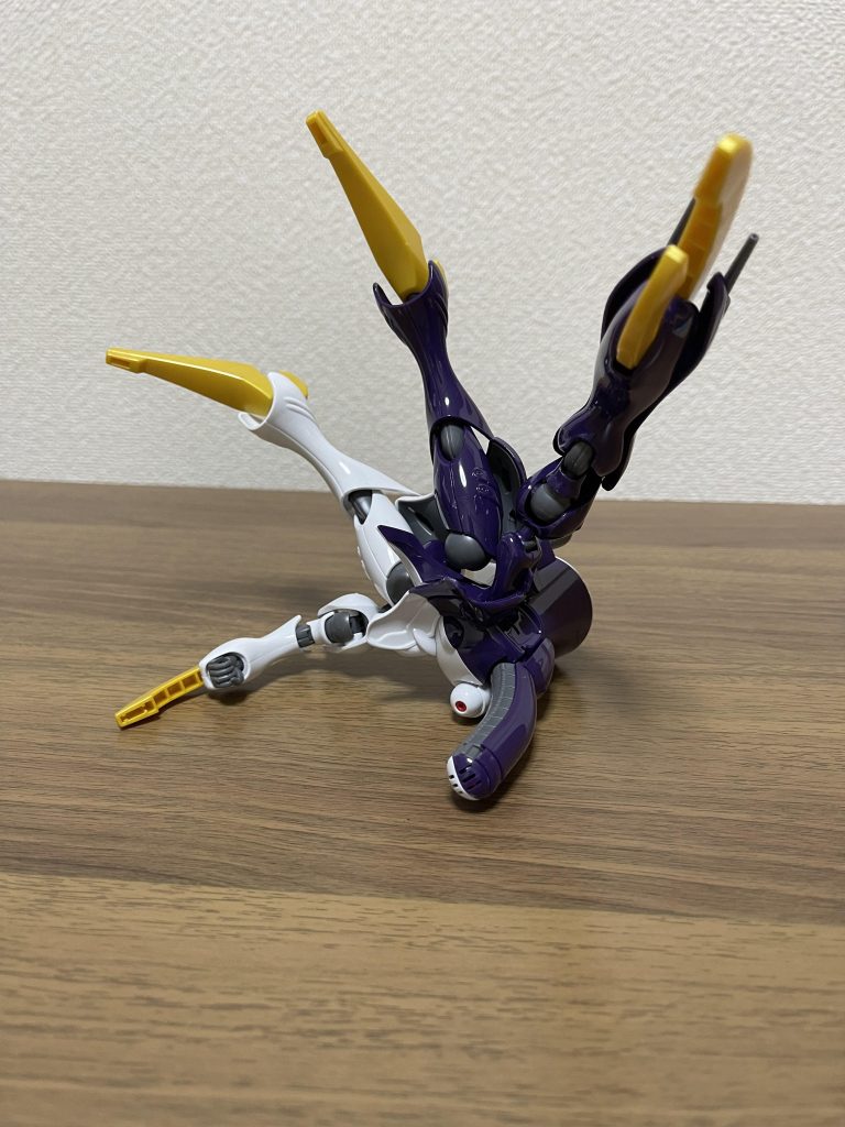 この機体最大の特徴でもあるMA形態への変形ですが、まさかの右手状!ぶっ飛んでますねw液体金属を纏えば石破天鏡ゴッドフィンガーみたいに突っ込んで行くのも出来そうですねw