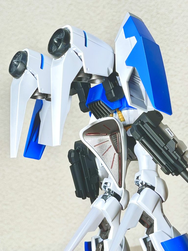 フルバーニアン風に見せるためにはやはり背中の大型バーニアをどうするかですね。これは制作当初からバイアランの肩部分のバーニアを使うと決めてました。あとはバイアランの脇部分についてる部品を付け加えてフルバーニアンのバーニアっぽくしてみました。メインバーニアの横にバイアランの肩についてたバーニアをサブバーニアとして設置してます。