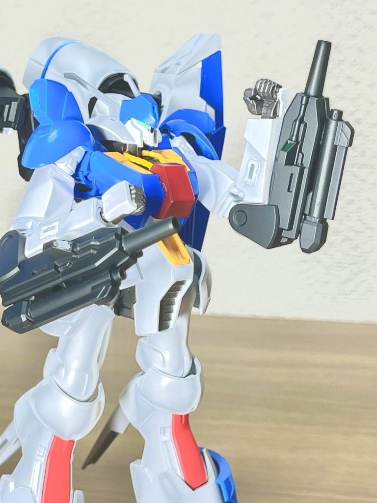 今回の目玉、両腕に装備している兵装です。これは射撃と格闘が両方行えるようにそれぞれで射出口を儲けてます。