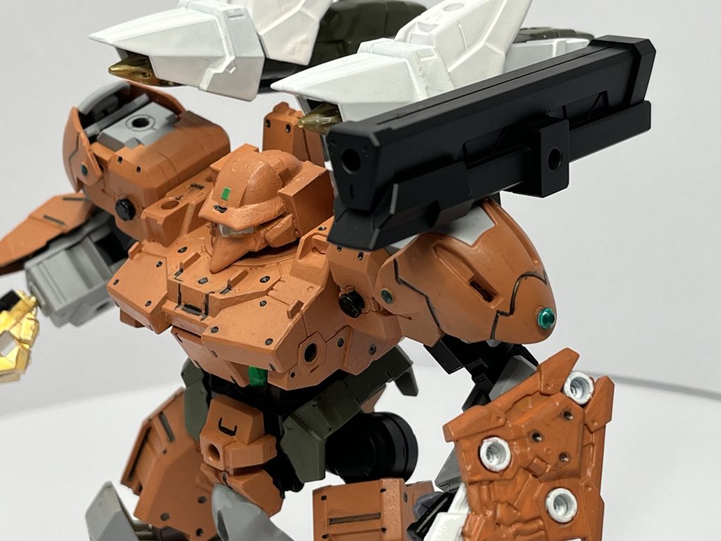 リニアレールガン本家同じく肩アーマー内側に小さいやつを入れられなくもなかったんですが、強度も動かしやすさも凄く下がるので却下ザウォート紅蓮で余ったのを外付け、派手だし右の剛腕とのバランスもあるので片方だけ✨