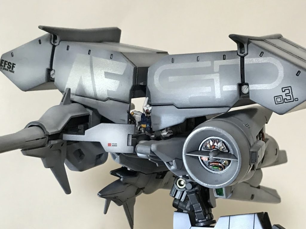 ウエポンコンテナにアナハイムエレクトロニクスのAEロゴと、GP03のGPロゴを入れてみました。Ⅰフィールド・ジェネレーターもそれっぽく、ステイメンにはビームライフルも持たせています。