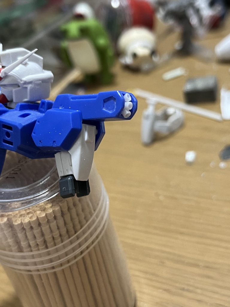 肩のバーニアは小さすぎてちょうどいいパーツがなかったのでプラ棒でそれっぽく自作。それでもデカくてバーニアの間の仕切りが入れられなかったけどコレでよしとしました!
