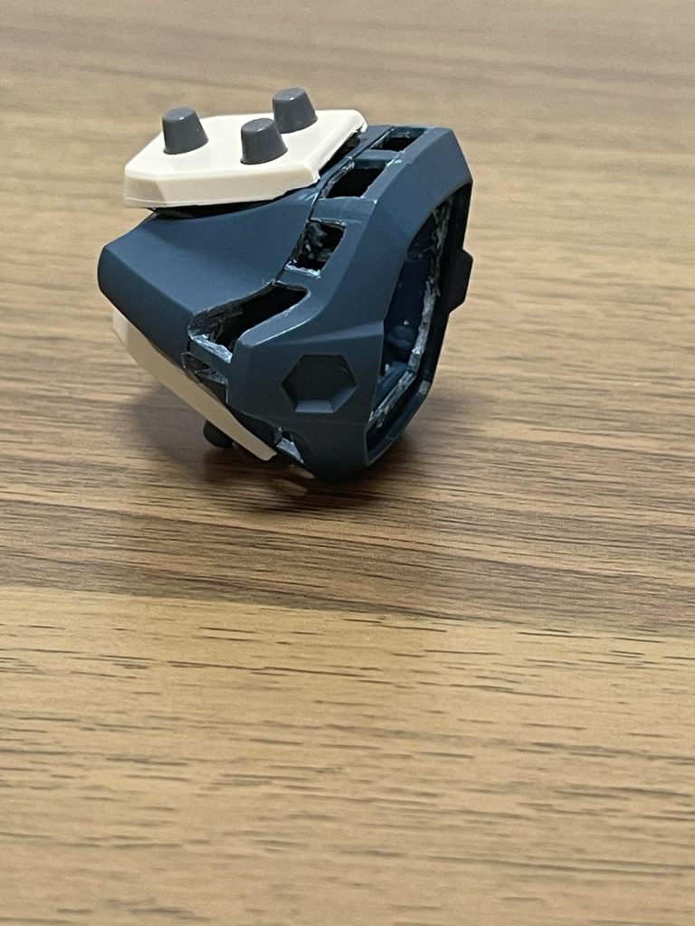 はい、ここまでご覧いただきありがとうございました。不定期ネタ回です。ヘルメット以外の装備は早々に準備出来たんですが、ヘルメットはどうしようかなと考えた時に、せっかくだからチュチュヘッドを外さなくても装備できるようにしたいなと思って何気にズゴックの残骸を見たら、腰パーツが使えないかと閃きました。六角形の印付いてるしwそこからは特にあーだこーだ悩まず、ズゴックっぽくするために肉抜きと適当なパーツを貼り付けてヘルメットみたくしました。そんなにバランス悪くはないと思います。それではまた〜👋