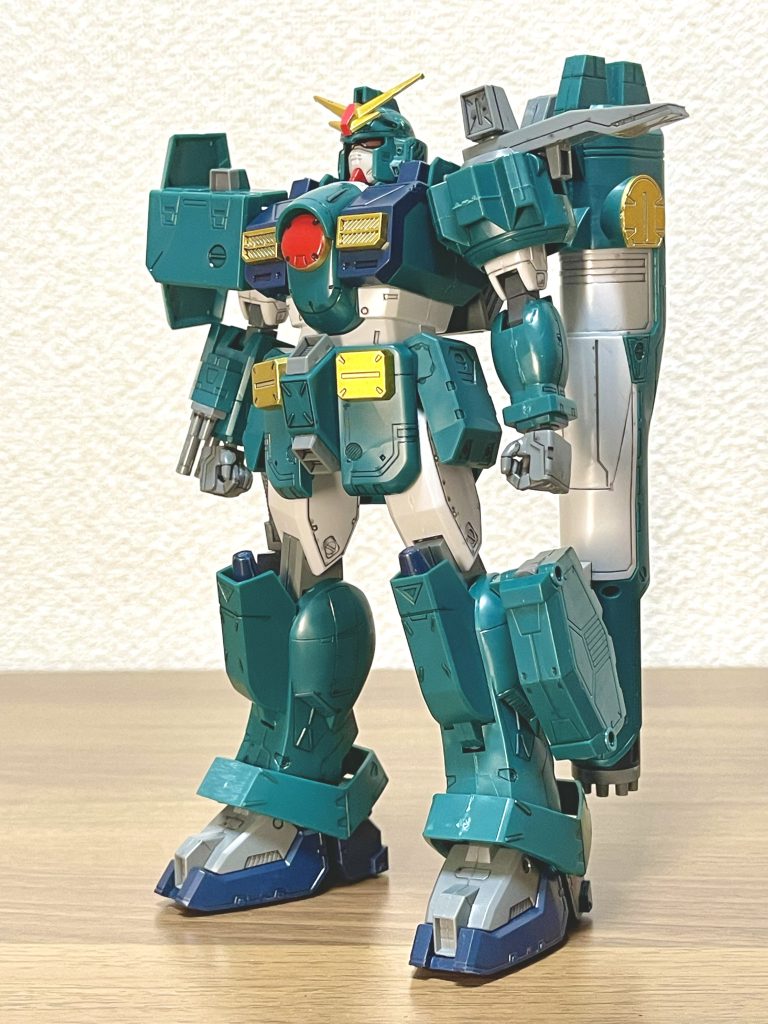 リサイクルショップを散策してた時にガンダムX系の1/100シリーズが結構並んでいて、その中にこの機体があるのを発見しました。お値段もそこそこだったんですが、X系の中でディバイダーの次に好きな機体ということもあり迷った末購入しました。