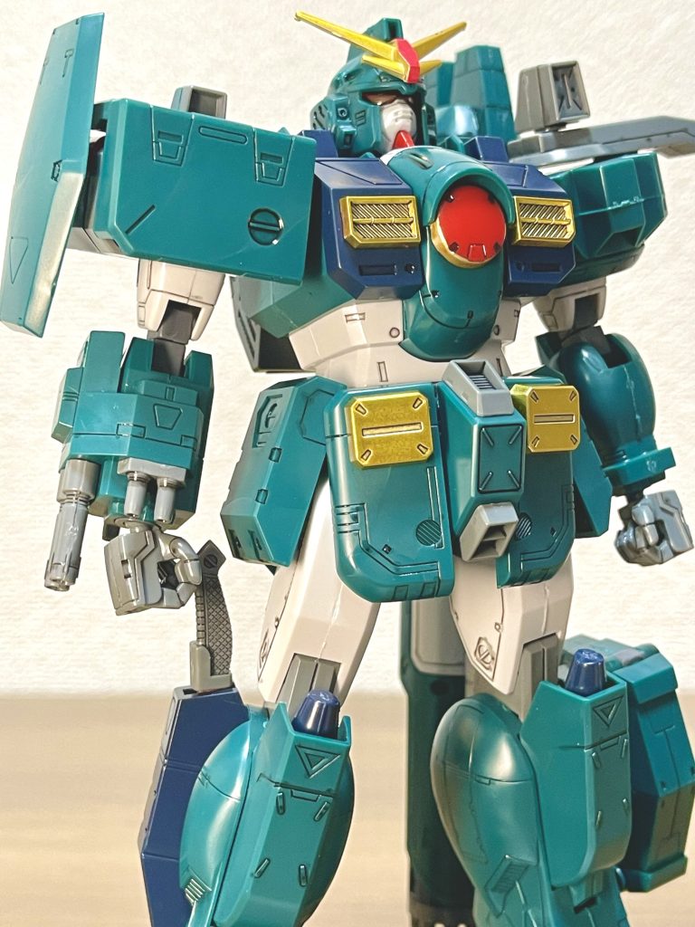 今回は購入時から全塗装はせず、部分塗装と普段はしてない墨入れのみで済まそうと決めてました。この緑色が個人的に好きすぎる色でして、納得いく色にうまく調色できるかちょっと不安だったんですよね。なので今回は少しでもカッコよく仕上がるように墨入れをしてみました。が、やはり普段からあまりやらない工程なのでうまく出来てないですね😅拭き取りのタイミングとかよく分からんですw