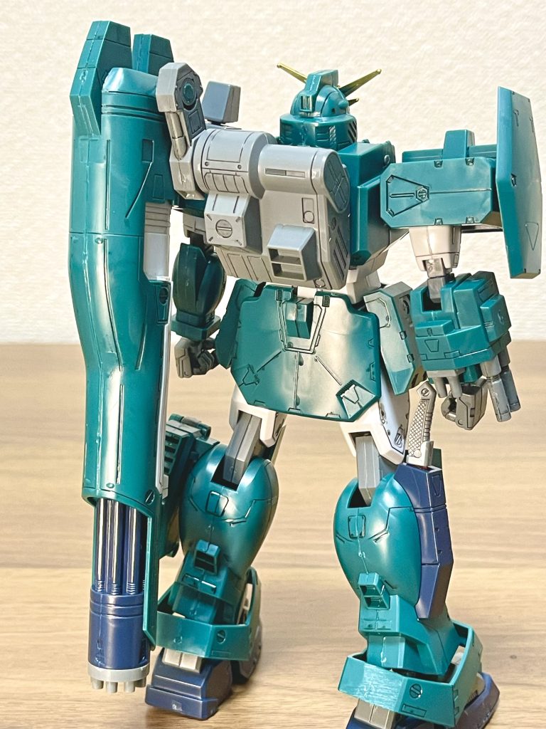 背面です。やはり目が行くのはこの機体の象徴とも言えるインナーアームガトリングですかね。バックパック左方向に装備されてる身の丈ほどの大型のガトリング砲でして、キットでも腕をそのまま入れ込むことが出来るように中は空洞になってます。ある程度空洞になっているとはいえ、大きさや重量などで左右のバランスはすごく悪そうですね。そこがいいってのもありますが😅