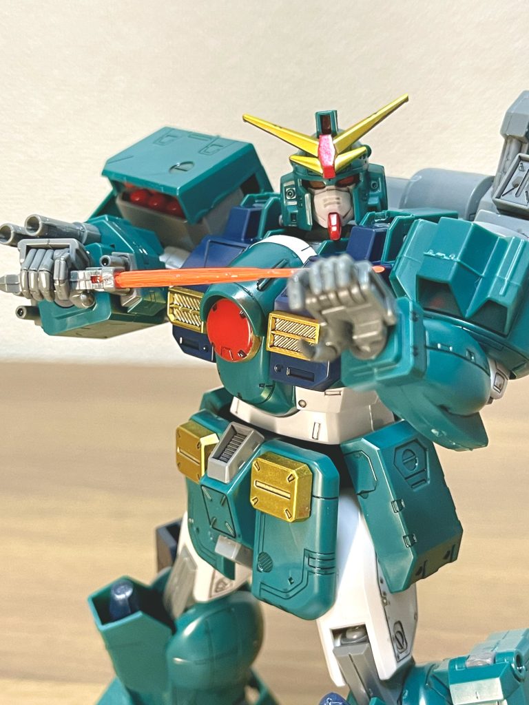 武装についてです。まずはビームナイフ。これは右足に装備されてるホルダーに収納されてます。