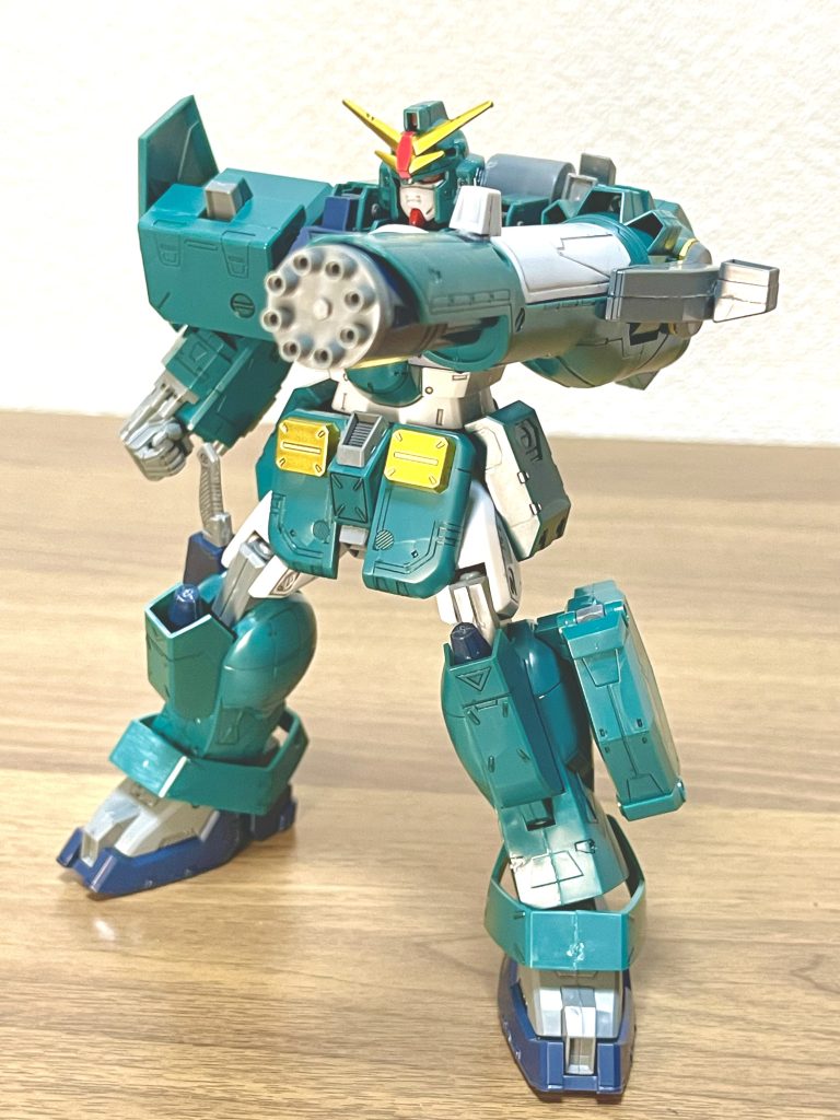 お待ちかねのインナーアームガトリングです。左腕をガトリング砲内に収納し一体化させるような設計になってます。しかしデカいですねw