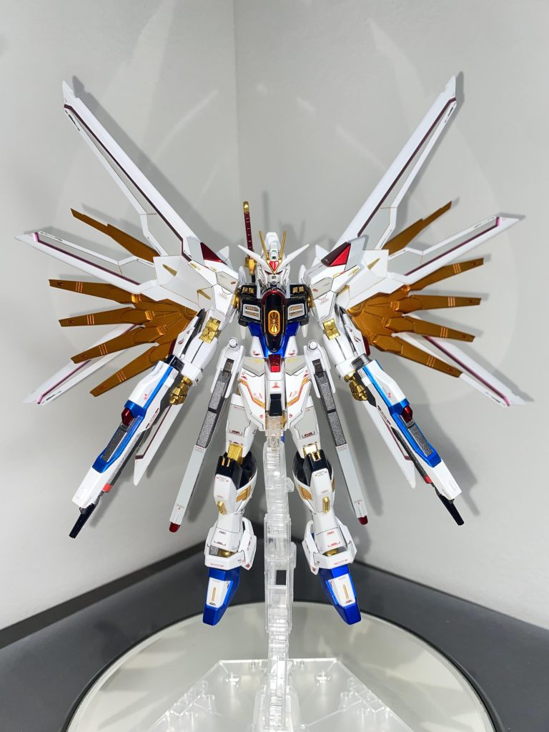 今回は、白い機体なのでグレーを使って色分けして見たのと、腰のアーマーがツルツルだったので切って貼ってみたりしました。後は気合いと根性で筋彫りアンド塗り分を頑張りました?