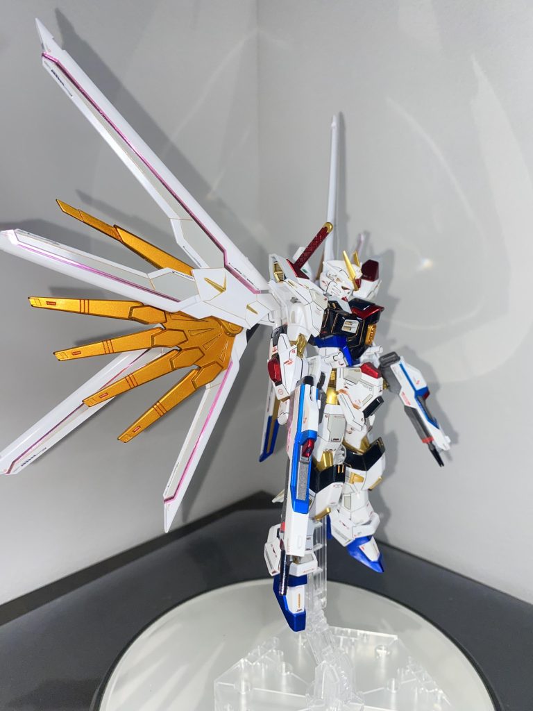 プラウドディフェンダーの金色のデカいヤツは、は、スターブライトゴールドの上にクリアイエローを吹いた後に、クリアオレンジを吹いて、濃くなりすぎたので、クリアイエローを吹いたところ、なんか良い感じになりました。