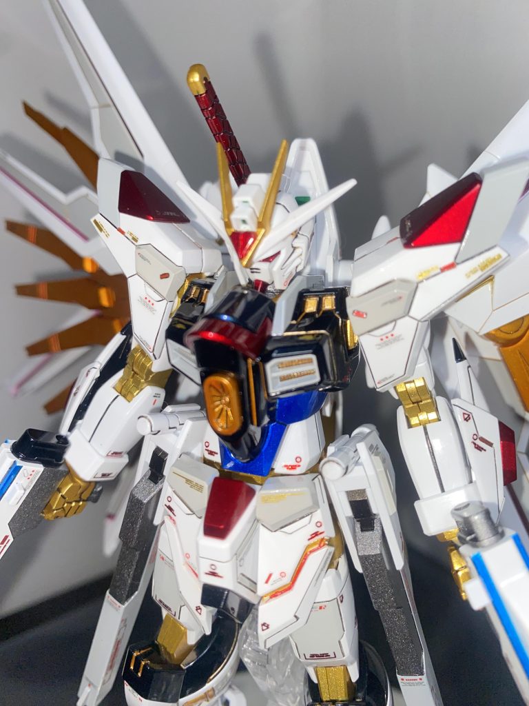 白はガイアの白、クリアホワイト。紺は、ガンメタサフになんたらブルーブラック。金は、スターブライトゴールドと墨入れは水星ホビーカラーの金。グレーはガイアのライトグレー2。赤と青は、キャンディ塗装です。