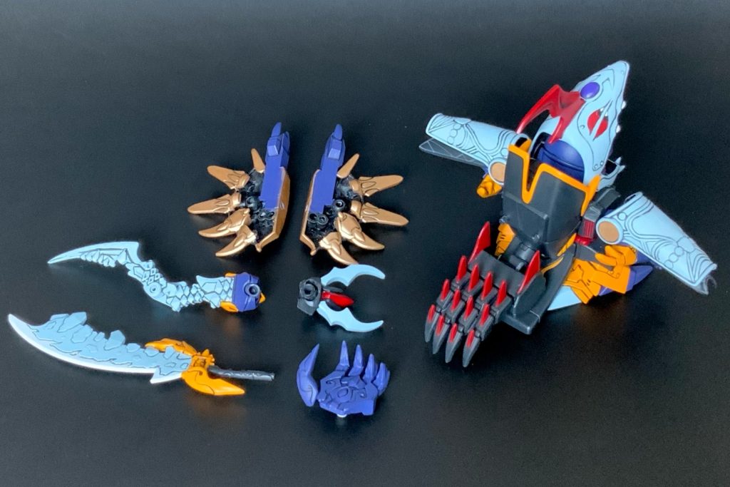 元キットに加え、背面にパーツを追加してます。腕部武器はSDWH系のボールジョイントを移植。