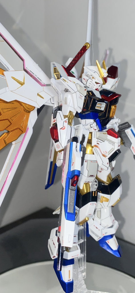 紺色の部分の墨入れは赤と金で悩んだのですが、フレームが金なので、金にしました。