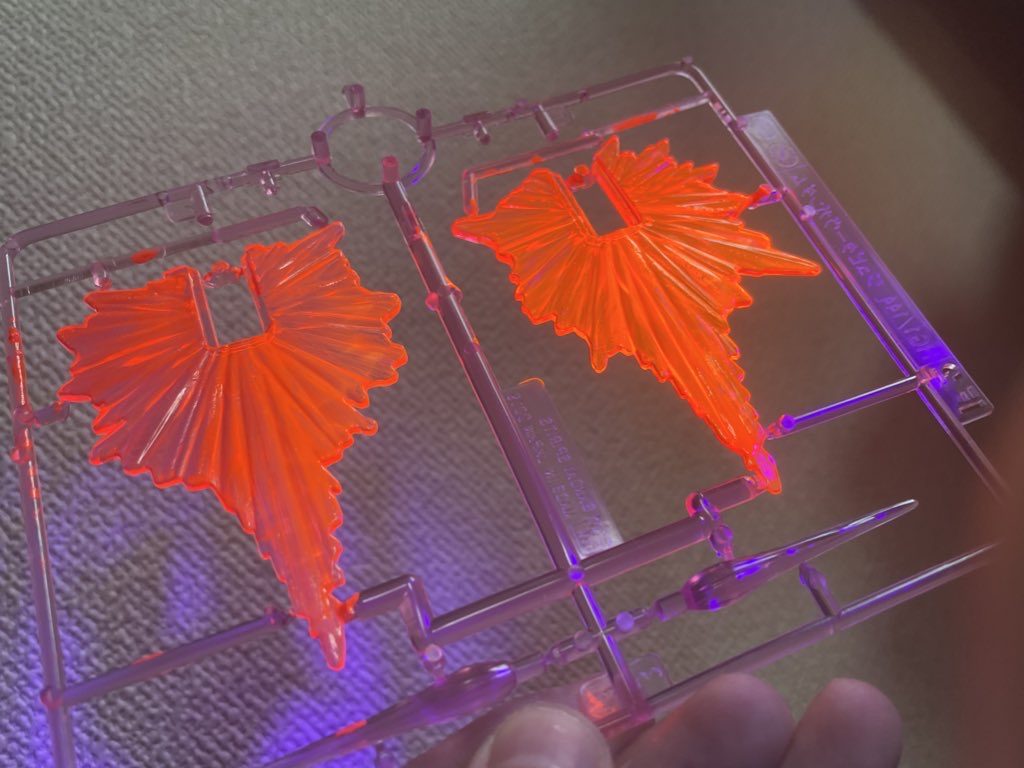 ビームサーベル、ビットのエフェクトは蛍光レッドでの塗装をしました