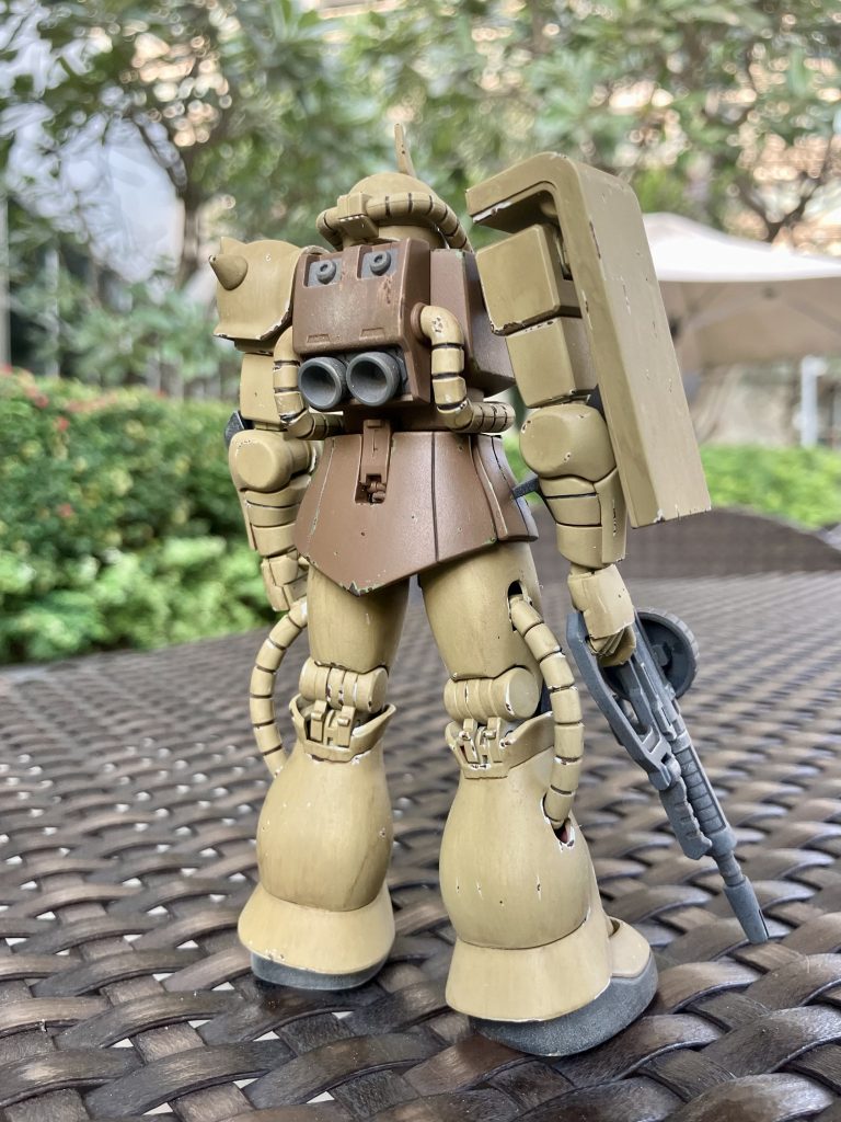 久々のガンプラです。私事ではありますが、色々ありまして今年からフィリピンのマニラ勤務となりました。 赴任当初は「せっかくなのだから、その土地でしか出来ない外向きな趣味を見つけよう」と張り切っていましたが、結局ムダに高い食事や酒、女、またカジノといった全くもって不健全極まりない生活が定着しつつあり、「これじゃアカン。」ということでプラモを解禁したわけです。 しかし、いざ解禁といっても日本とはだいぶ環境が異なります。まず第一にキットの方はと言いますと、これは問題ないなと感じました。大型モールのおもちゃ屋にはガンプラコーナーが大抵あります。品揃えは良くはないですが、逆に日本では品切れになっていそうなキットが買えます。 次は道具ですが、これも手に入ります。しかしモールではなく個人経営の専門店でしか扱いっていません。またタミヤの道具しか置いてません。これは私の想像なのですが、タミヤの工場がセブ島にあることで勢力的にバンダイ他より強いのではないでしょうか。実際キットにおいても専門店にはタミヤしか置いてません。 塗料についてですが、これも道具同様タミヤしか置いてません。おもしろい点としては、エナメル塗料が無いです。全く置いてない。あとやたらポリカーボネート用スプレーが充実していました。これについてはRCの需要が高いのが原因だと思います。キットの品揃えにしても、タミヤ 2 : RC 7 : ミニ四駆 1 といった具合でRCが過半を占めていました。こんな状況なので今回のザクはタミヤのラッカー缶塗装にしました。あともう一つ「日本と違うな〜」と感じたのはファレホについてです。上記のタミヤしかないというのはあくまで模型店での話です。プラモ用途以外も含めた「塗料・画材専門店」に行くとファレホをメチャクチャ置いてます。さらに日本より少し安い。(タミヤは1瓶600円くらいします)今回のザクではハゲチョロにファレホを使いましたが、次回からは本格的にファレホをメインに据えて作っていくことになりそうです。 長々と書き連ねましたが、総括すると「マニラでもプラモは作れる」という事です。しかしとりあえずヨドバシ行けば良かった日本の環境の便利さを実感しますね。