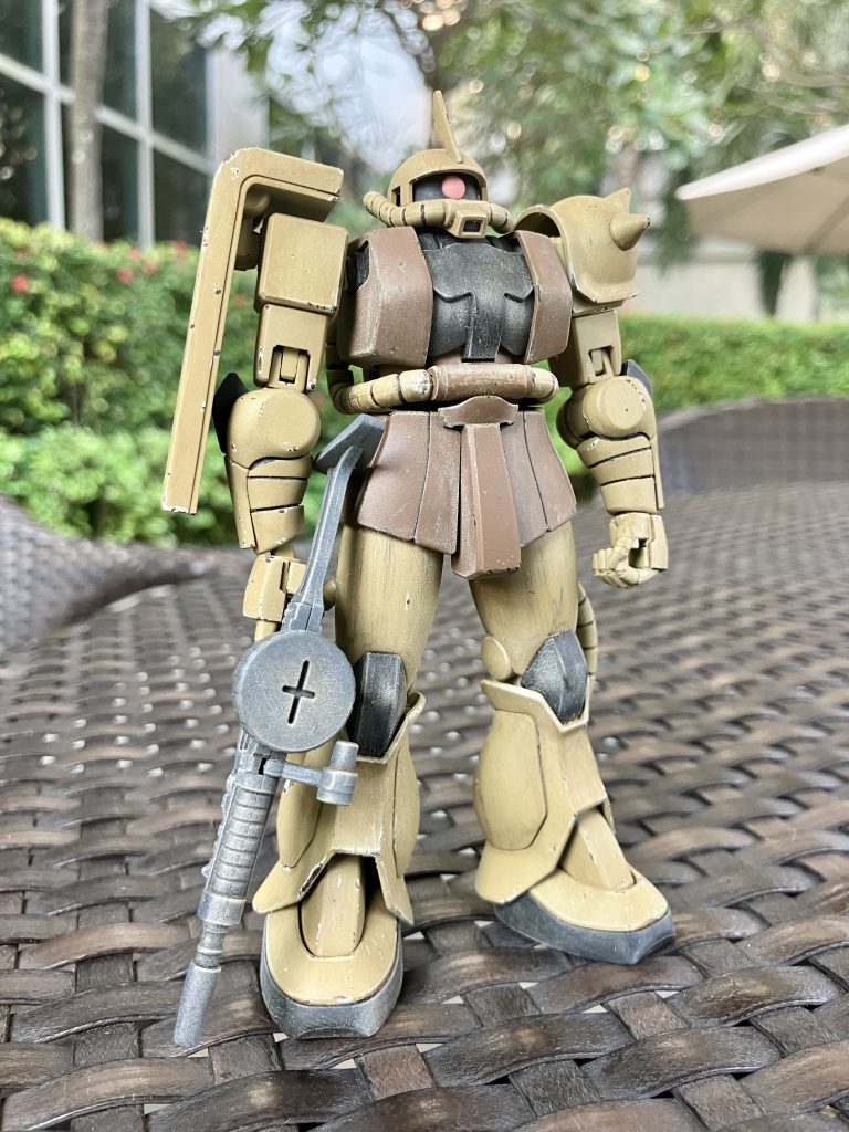 リバイブザクは安彦設定画のテイストに寄せたキットだと思います。したがって今回はそれに更に寄り添う形を目指しました。 先ず形状変更など・前腕部、脚部の合わせ目・肘関節の内側の出っ張りをフラットに・脚部モールド&腰部接続穴の消去・モノアイスリットを中央に向かって拡張・ザクマシンガン銃床の形状変更合わせ目、特に目立つ前腕部については少し文句を言いたいですね。もう少し何とかならなかったんですかねアレは。私はヒジのパーツを切り離して後ハメ加工しました。また前腕の別パーツになっている部分は接着しちゃいました。必要ですかアレ？劇中のやわらかザクに寄り添おうとした結果なのは理解できますが、隙間が出来て単純にカッコ悪いと私は感じました。脚部のモールド(合わせ目誤魔化しモールド)も消しました。腿や脹脛のモールドはキットのテーマから浮いていると考えました。 次に塗装についてメイン色:・タミヤTSダークイエロー・タミヤTSレッドブラウン靴底&コクピット部など・タミヤTSマットブラックザクマシンガン・タミヤTSジャーマングレイなぜアフリカ戦線カラーなのか？というと手に入るのがそのくらいだったからです。 次にウェザリング塗料・ファレホメカカラー　ライトグリーン・ファレホメカカラー　オリーブグリーン・ファレホメカカラー　ダークルストウォッシュハゲチョロに使いました。グリーンの下地がハゲて錆びている。といった感じを目指しました。デカールは手に入らなかったです…