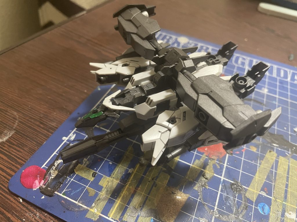 ジュピターアーマーを制作するにあたってアーマー自体は成型色を生かし装甲等はつや消しとスミ入れを施しました。