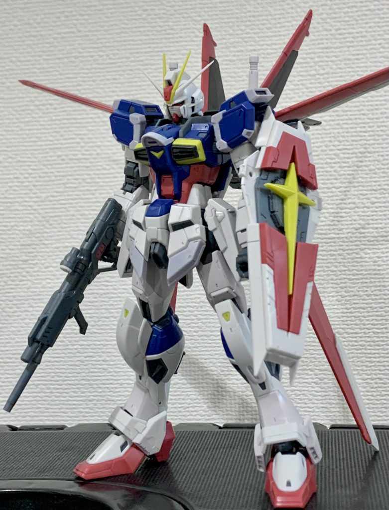 今回の狙いはコレです。スミ入れで不自然さを出さないその範囲で立体感を出すスミ入れで描く影は「本物っぽく見せるための嘘」とも言えます。なので、あまり主張せずに。それでいて立体感が出せる良い塩梅にしたい。