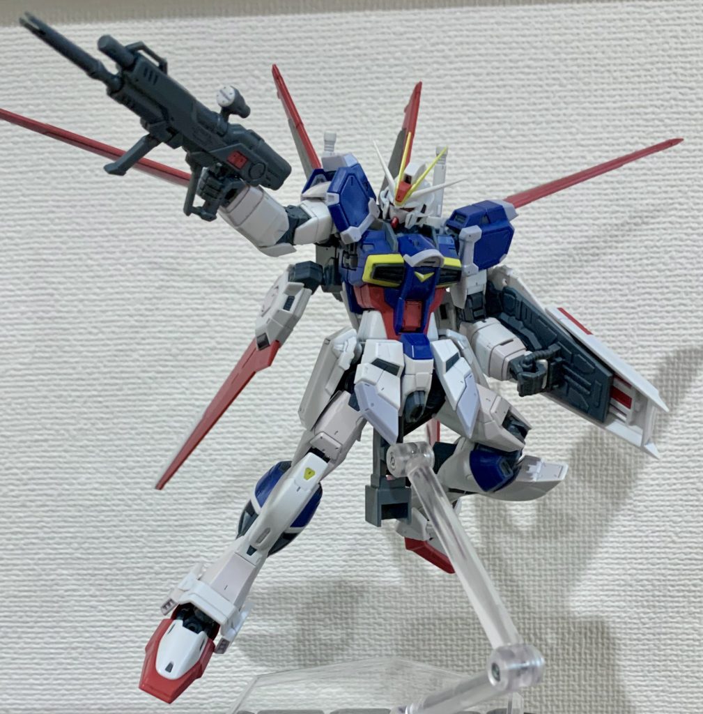 やってる事は、ただただ薄く細いスミ入れです。全身のモールドと逆エッジにスミ入れしてます。「薄く細ければ不自然さは出にくいだろう」という狙いと、「たとえ薄く細くとも、光の反射率が下がるから、描いた以上の影が付くはず」という期待です。