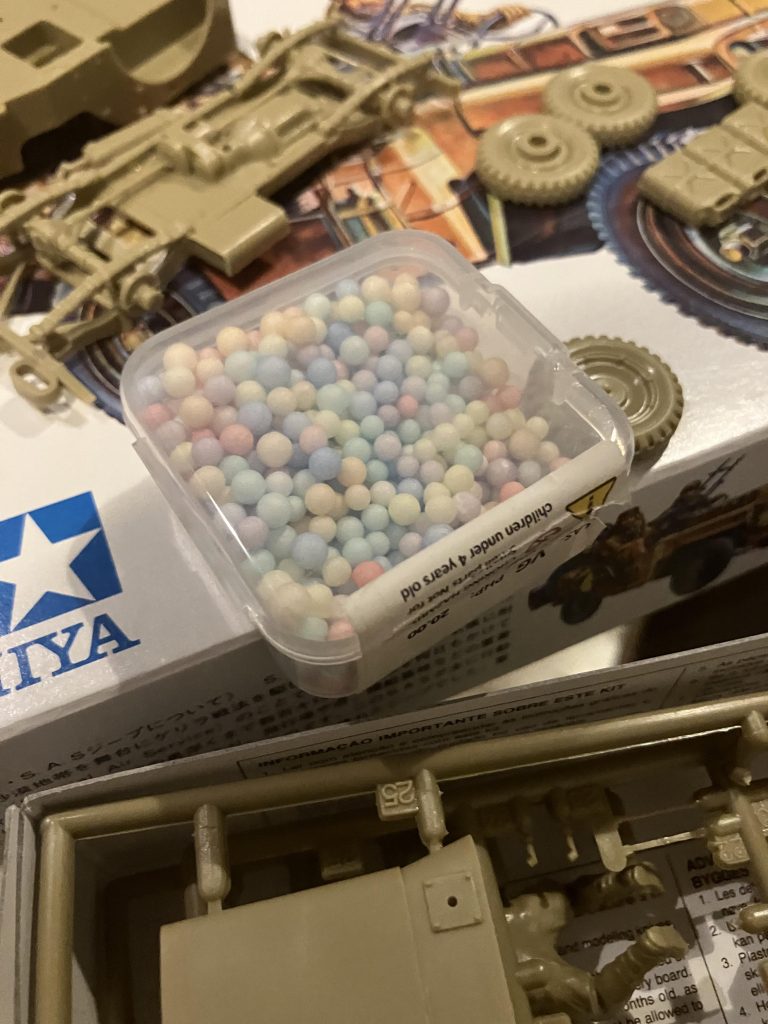 モノアイについて今回最も苦労した点です。日本ならヨドバシに行ってHアイズやらを買えば良いわけです。色々探して回りました。結果見つけたのが写真のビーズ？です。手芸店で見つけました。小物をデコレーションするのに使うものなようですね。コイツの良い点としては、先ず第一にサイズ、時点で素材です。プラスチックじゃなくてスポンジ的なスチロールで出来てるんです。球形の物の形を整えていくのって結構大変です。その点これはスチロールなのでデザインナイフで簡単に加工できるんですね。あと色も良い。淡いピンクがピッタリでした。