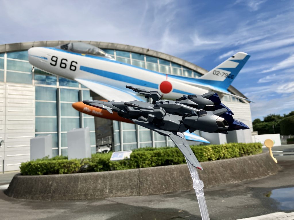 広報館前の展示機体『F-86F』と一緒に。退役後に航空史のモニュメントとしてのZ-plusも展示されてる設定です。館内の格納庫でも撮りたかったですが、割と混んでて今回はダメでした。空自機風コンセプトにしたので、本体グレーはそのままに脚部スラスター白パーツは黒鉄色で現実の戦闘機テイストにしました。サイドアーマーとか割と細かい所も塗り分けしたりして全塗装してます。