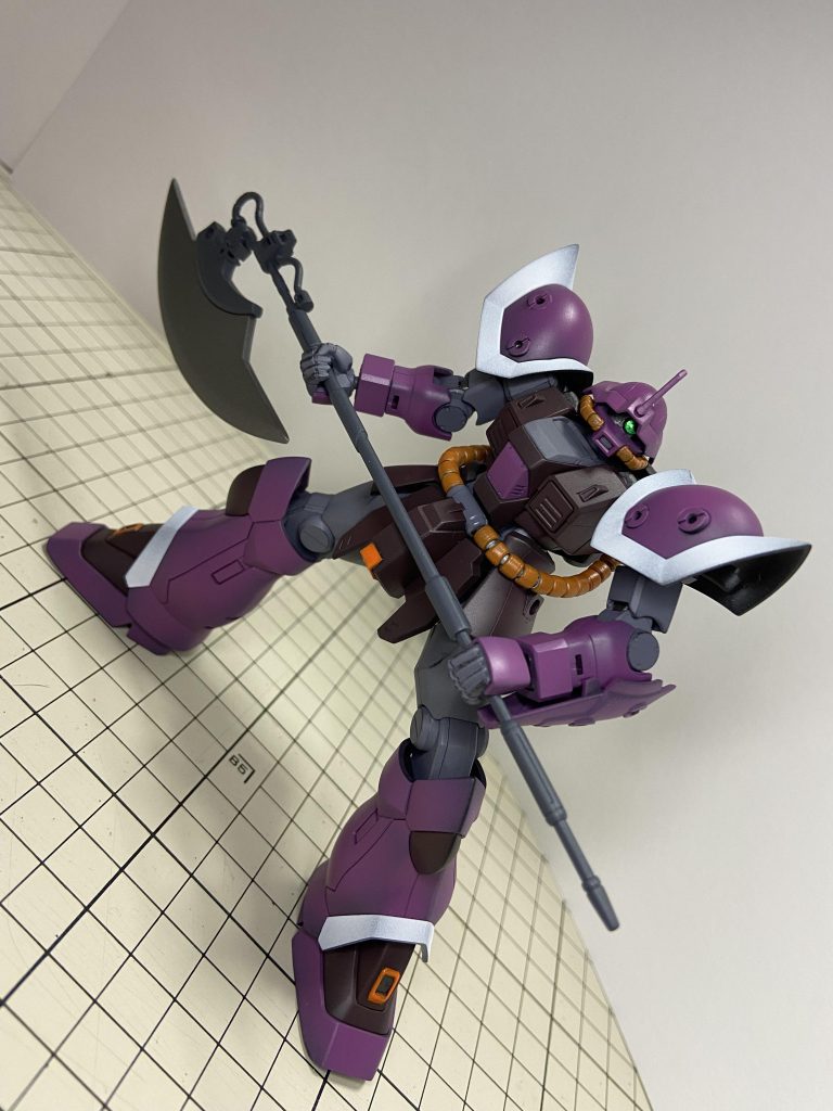 武器はガンダムベースで買ったシステムウェポン02のヒートホーク、柄が短かったので適当に延長して刃の部分はプラ板で自作しました。