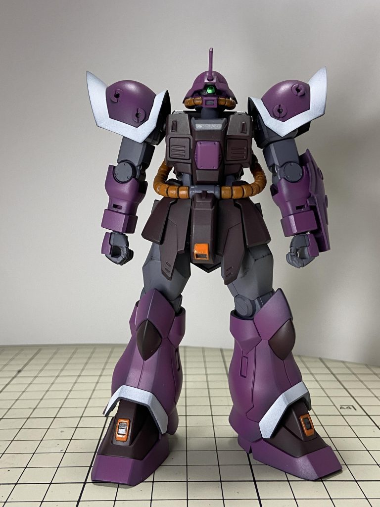 モノアイは付属のシール、クナイはパッとしなかったので使いませんでした。脇腹のパイプはMSパイプ01にしたんですが、隙間から成形色がチラホラ……