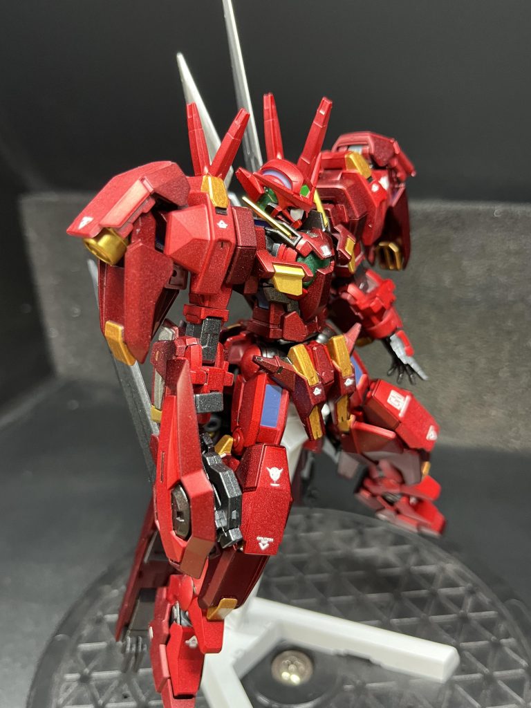 フレーム　ガイア:黒サフ→タミヤ:ガンメタル缶スプレー外装濃色　ガイア:黒サフ→タミヤ:ガンメタル缶スプレー→ガイア:クリヤーレッドパラパラ吹き外装淡色　ガイア:銀サフ→ガイア:クリヤーレッドしっかり吹き金色　ガイア:黒サフ→ガイア:スターブライトゴールド　　　シタデル:リトリビューターアーマー筆塗り青色　シタデル:ザ ファング筆塗り緑色　シタデル:ワープストーングロウ筆塗り　　　タミヤ:メタリックグリーントップコートなし