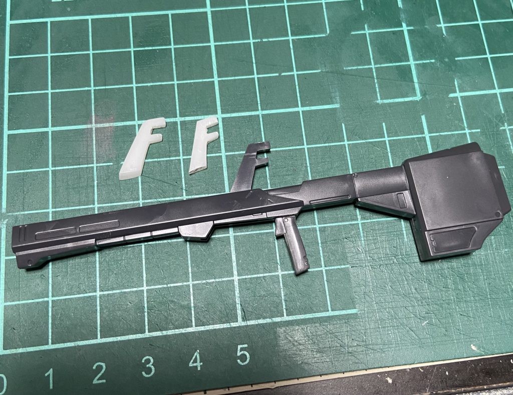 ディフェンサーモドキはクレイバズーカの「F型」のジョイントをレジンで複製して百式のバックパックに接続。バックパックには2カ所マウント出来る様になってるので丁度良かったです。