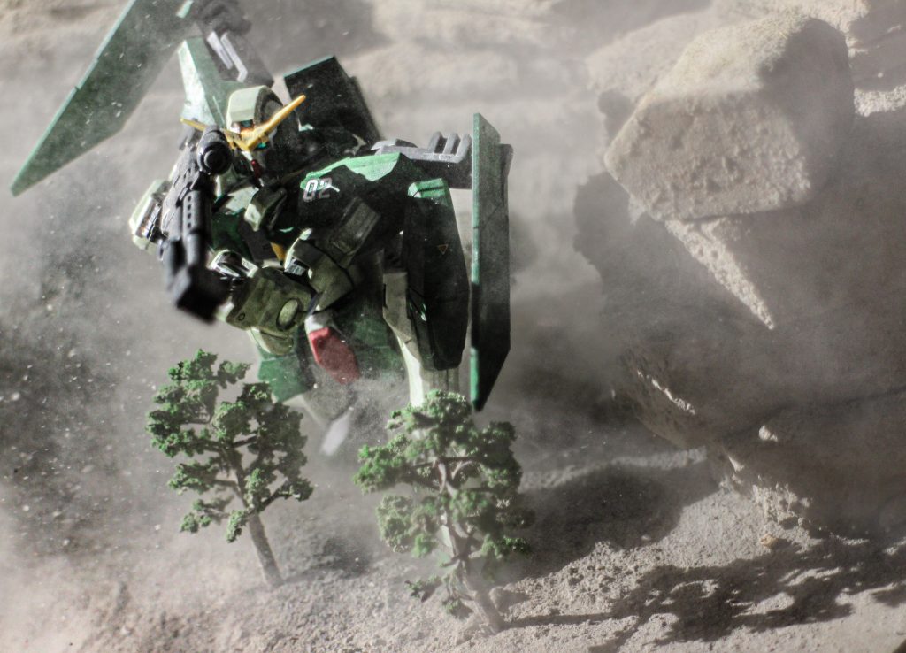 今回は緑のランナー部分を、濃いカラーにしたくて、今回も大好きな黒下地から塗装スタートしました(zaku-kao5)黒に緑塗装をしたのですが、前回の茶色より緑の塗装の方が私的には難しかったです、いつか挑戦したい黒下地の白塗装はどれだけ難しいのか今から不安です(zaku-kao10)