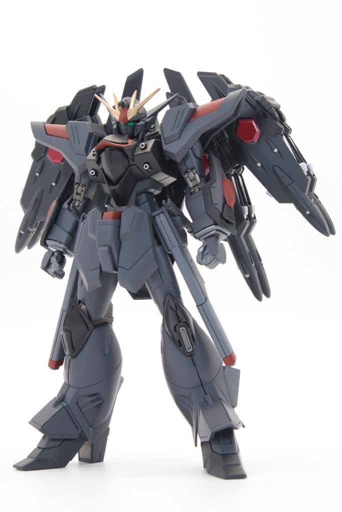 ガンダム顔にしてみました。カルラがストフリをコピってるらしいので、こいつはよりストフリに近いカルラ試作機ってことで。。。顔面は(確か)ヘイズルの顔にEGのνガンダムのアンテナ、肩はルドラ、腰回りはルドラ+ライフリの「ヴァイパー3レールガン」。腕のクロウ「モルスス・モルティス」とエングレービングは廃して、黒・グレー系のカラーリングにしました。胸の超高インパルス砲「アドゥロ・オンジ」も常時むき出しにしてよりストフリっぽくしようかとも思いましたが開閉式のままにしました。